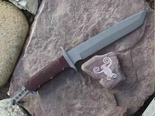 Nordooh knife showing the parasite